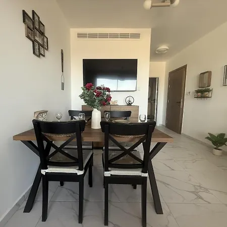 Apartamento 5 Min Walk To Mackenzie Beach, Stylish 1br Larnaca