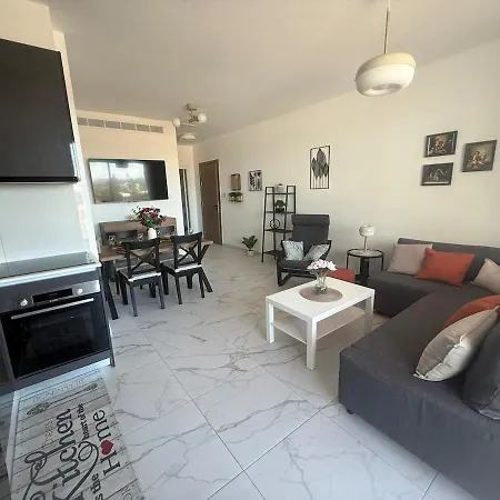 5 Min Walk To Mackenzie Beach, Stylish 1br Apartamento Larnaca