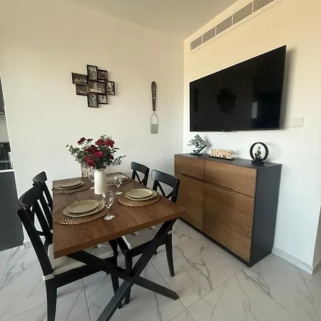 Apartamento 5 Min Walk To Mackenzie Beach, Stylish 1br Larnaca