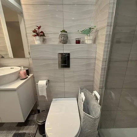 5 Min Walk To Mackenzie Beach, Stylish 1br Apartamento *